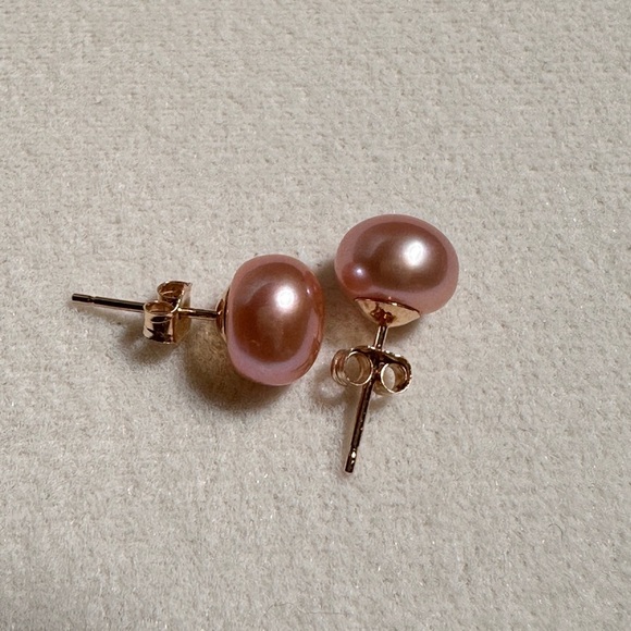 14K Yellow Gold Genuine Pink
Freshwater Pearl Stud Earrings - Pearl
Earrings - Picture 5 of 10